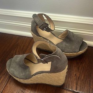 Wild Diva Size 7 1/2 heels! 3 inches high. worn twice and in great condition!
